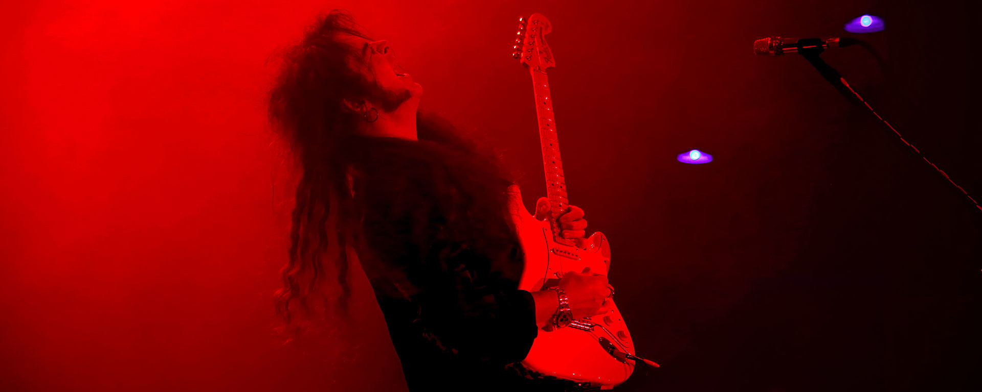Yngwie Malmsteen uses the LEWITT MTP 550 DM dynamic vocal microphone on stage