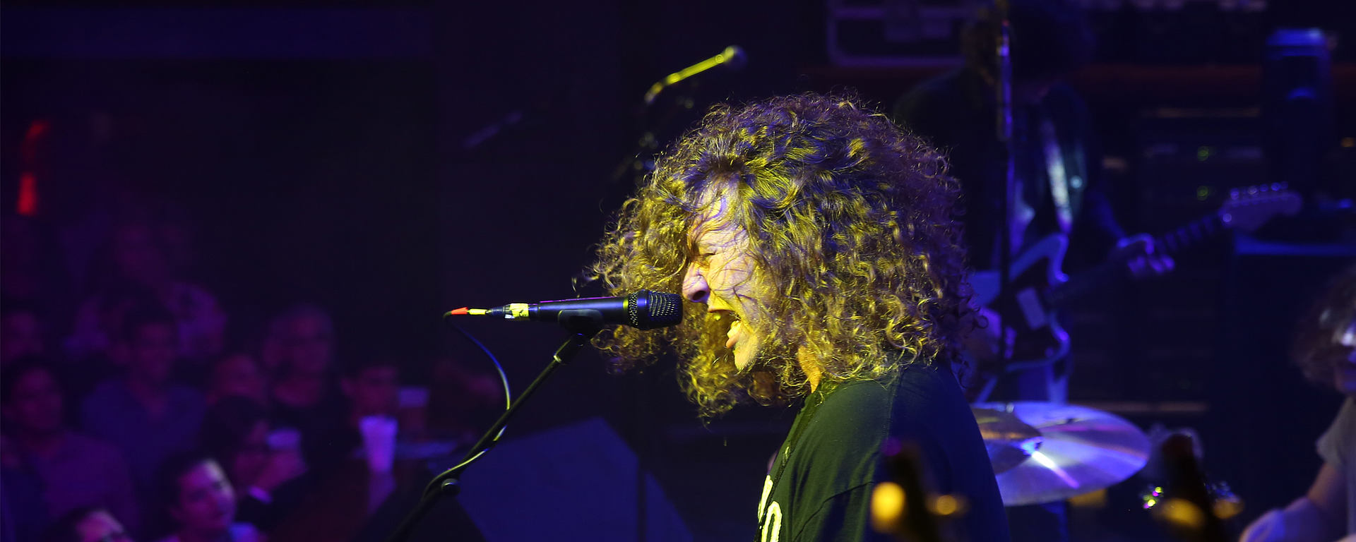 Joe White with LEWITT MTP 550 DM rocking on stage