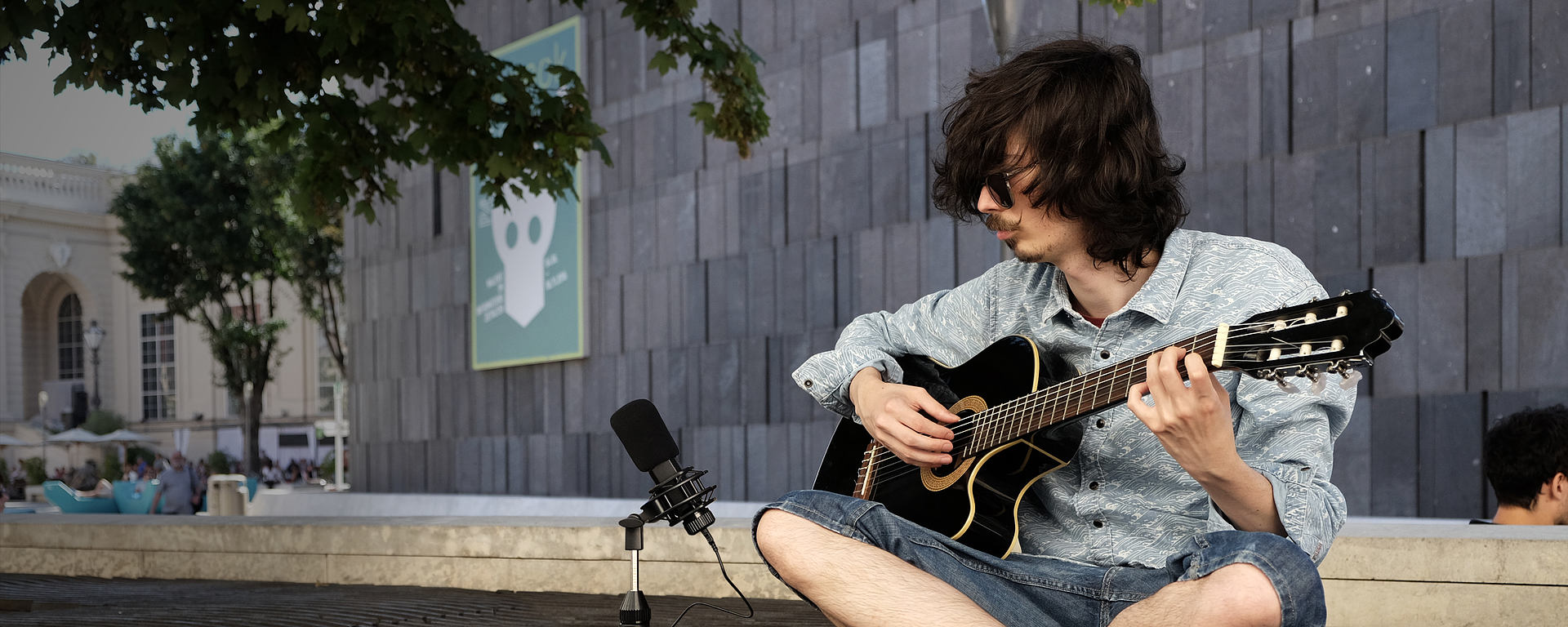 Guitar player recording his instrument and his voice on a DGT 650 in a park