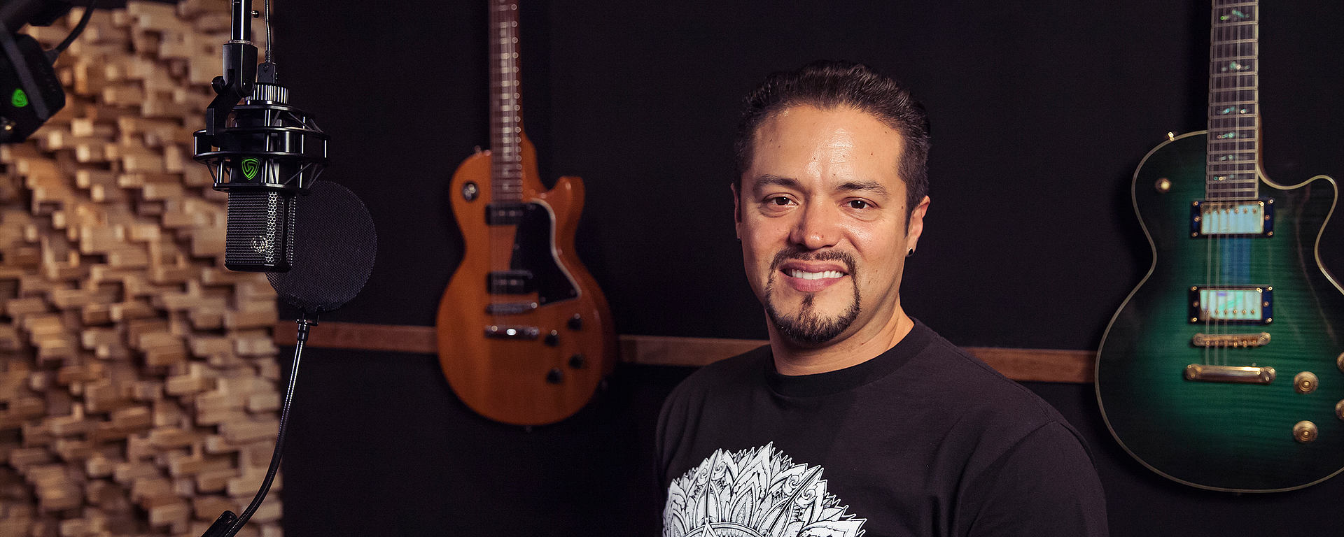 Andy Vagas with his LEWITT condenser studio mic LCT 550