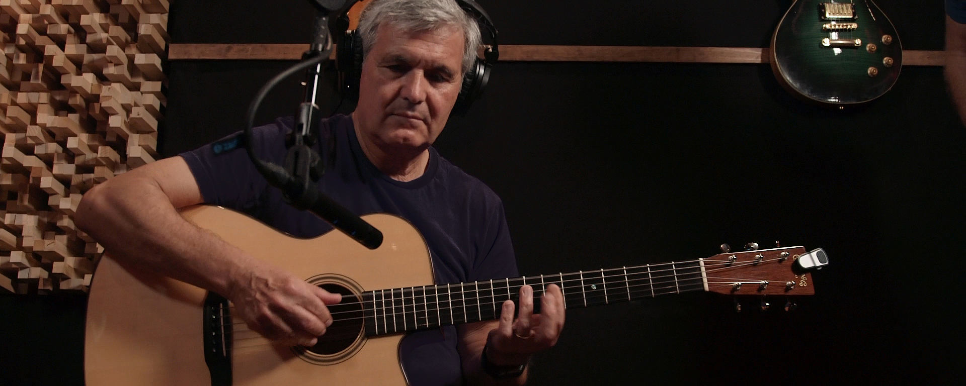 Laurence Juber with the LCT 340 reference small-diaphragm studio microphone and his Martin signature guitar