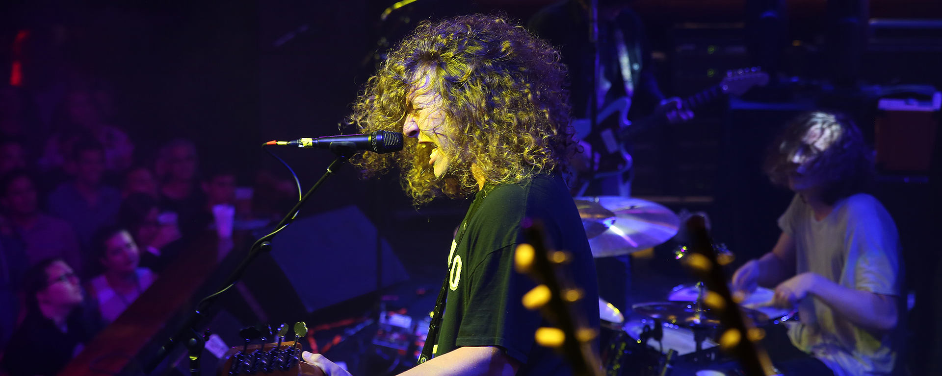 JoeWhite and his MTP 550 DM live performance microphone